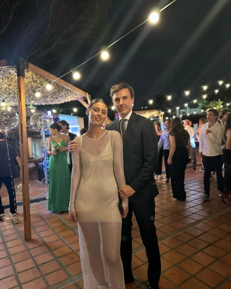 El vestido con transparencia y brillos que usó la hija de Roberto García Moritán. Foto: IG.