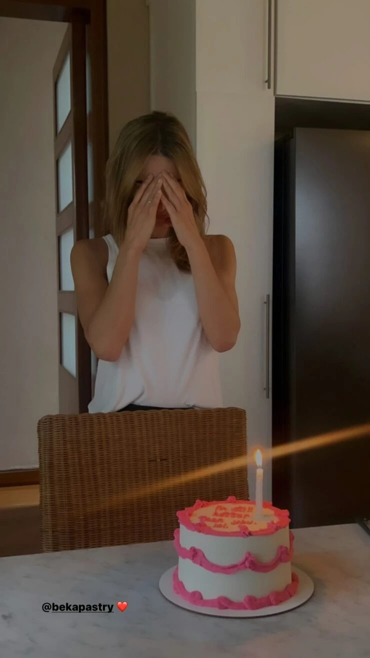 La modelo junto a su torta de cumpleaños.