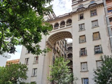 Historias de Cemento: Edificio del Arco, los secretos del "puente" porteño declarado patrimonio arquitectónico