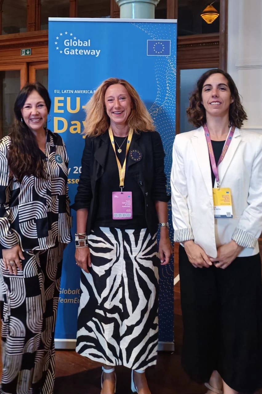 Junto a Myriam Ferran, Directora General Adjunta para Asociaciones Internacionales de la Comisión Europea, y Yaiza Reid, Coordinadora del Proyecto Impacto Verde, en el Foro UE-LAC de Bruselas 2023.