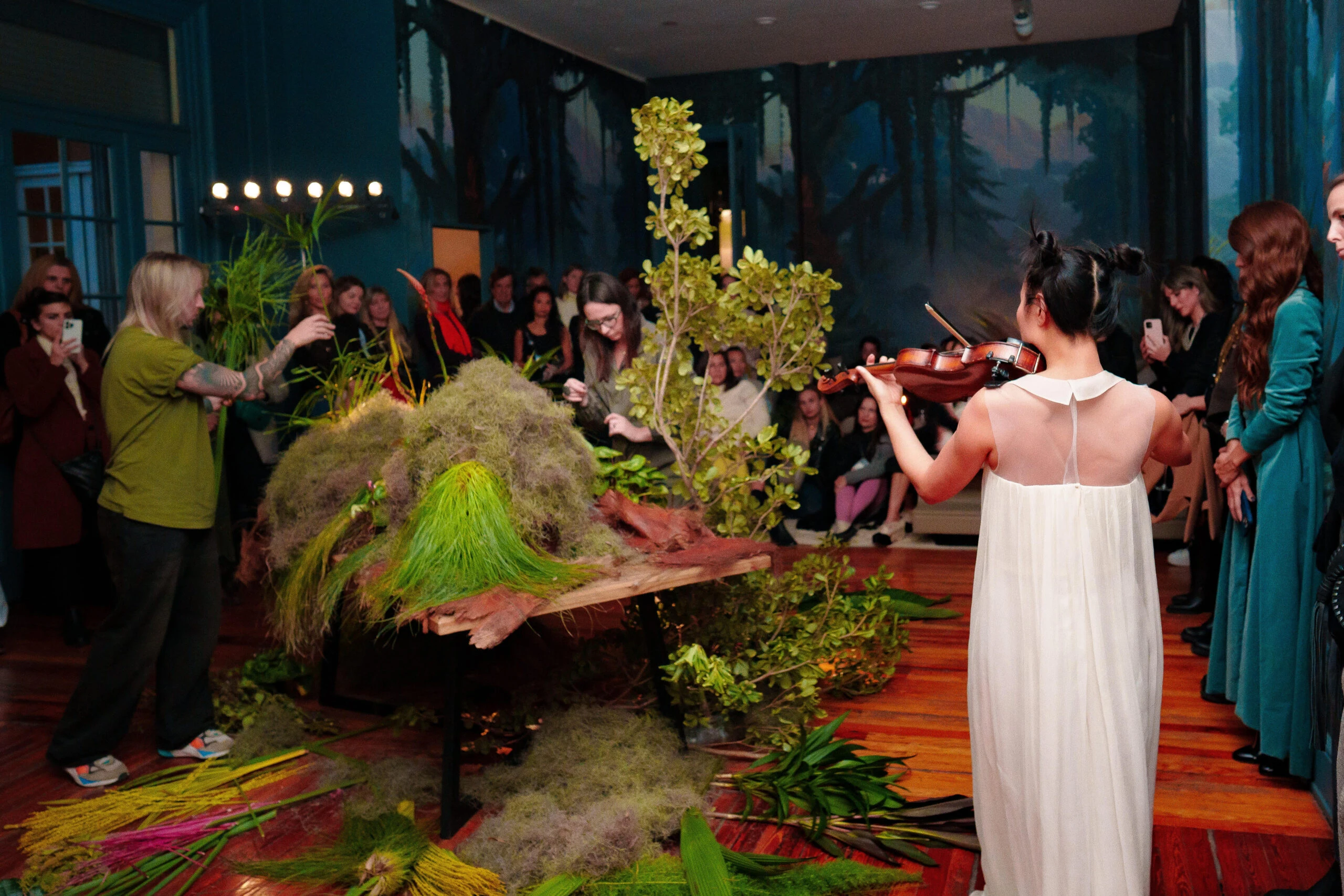 Una perfomance musical en “Casa Fábula” de Sofía Willemoës. 