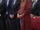 Otra vez junto a Macri, en un acto oficial, Juliana llevó un trench rojo oscuro.