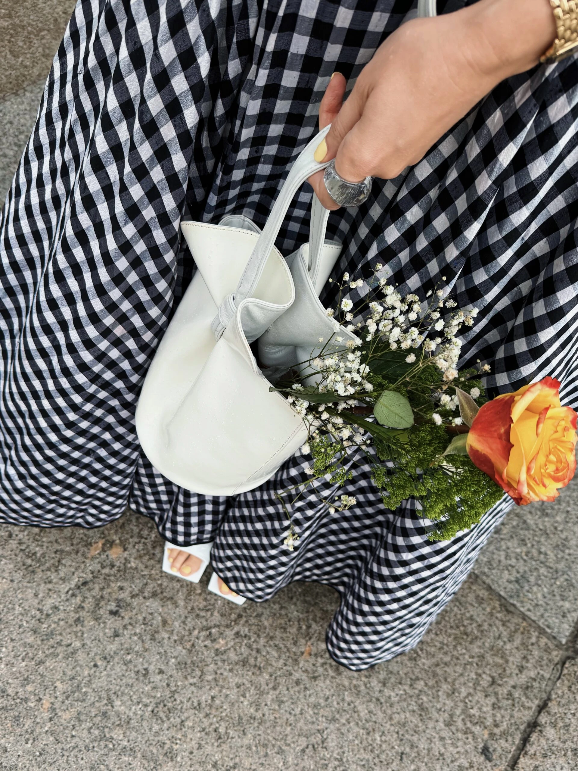 En mi cartera no pude evitar llevar un arreglo floral para estar en sintonía