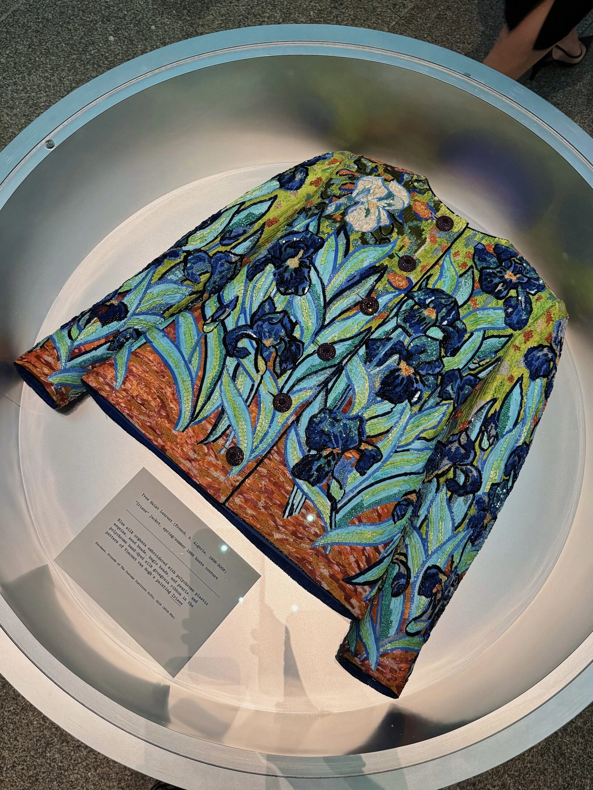 Flores de Van Gogh, chaqueta de Yves Saint Laurent