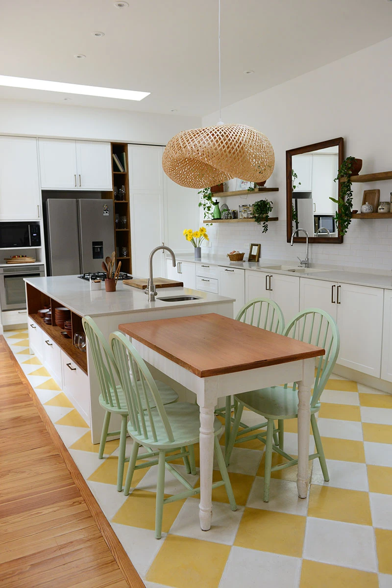 Amarillo, blanco y madera: la trilogía del color de la nueva cocina de Paulina Cocina. 