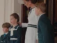 Kate Middleton acariciando a su hija Charlotte. 