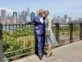 Máxima optó por un look romántico para posar frente al puente de Brooklyn