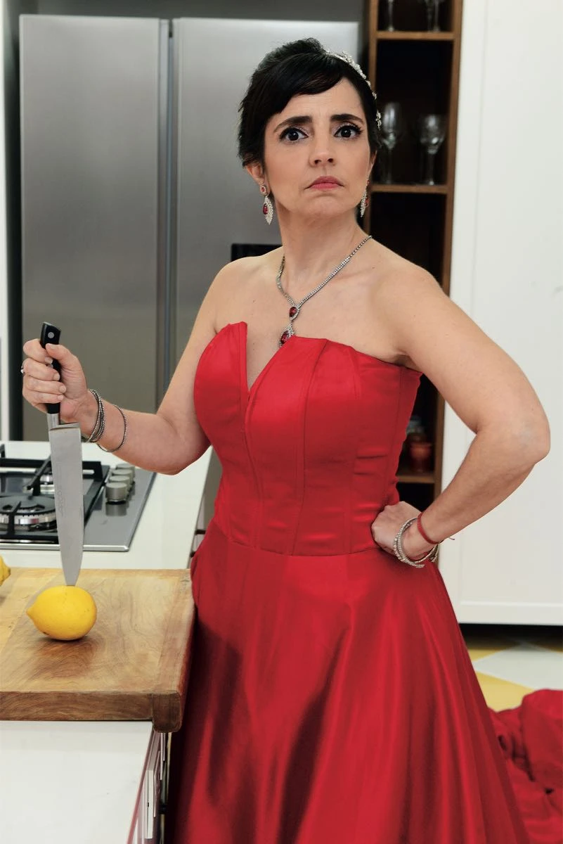 Paulina Cocina vestida para... ¡cortar un limón! por Gustavo Pucheta.