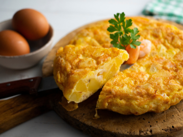 Tortilla de papas, queso y huevo