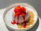 La panna cotta es un delicioso postre italiano que se originó a principios del siglo XX en la región de Piamonte. Su nombre, que significa “crema cocida”, y hoy, te enseñamos a hacerlo