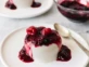 La panna cotta es un delicioso postre italiano que se originó a principios del siglo XX en la región de Piamonte. Su nombre, que significa “crema cocida”, y hoy, te enseñamos a hacerlo