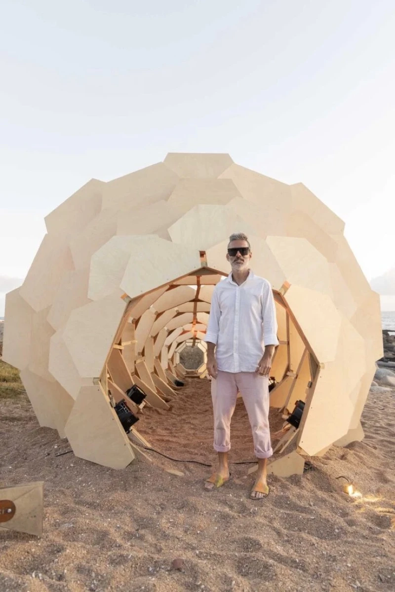 El arquitecto y diseñador Franco Beverati con su instalación efímera "Piña". 