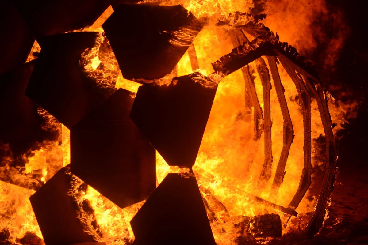 La quema de "Piña" es "una liberación personal" y símbolo de "la naturaleza efímera del arte”.