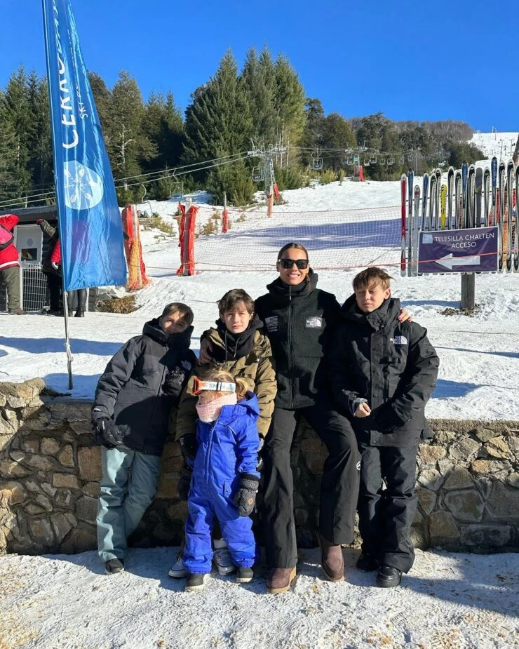 Pampita viajó a Cerro Bayo con sus hijos y su sobrino Francesco Ardohain