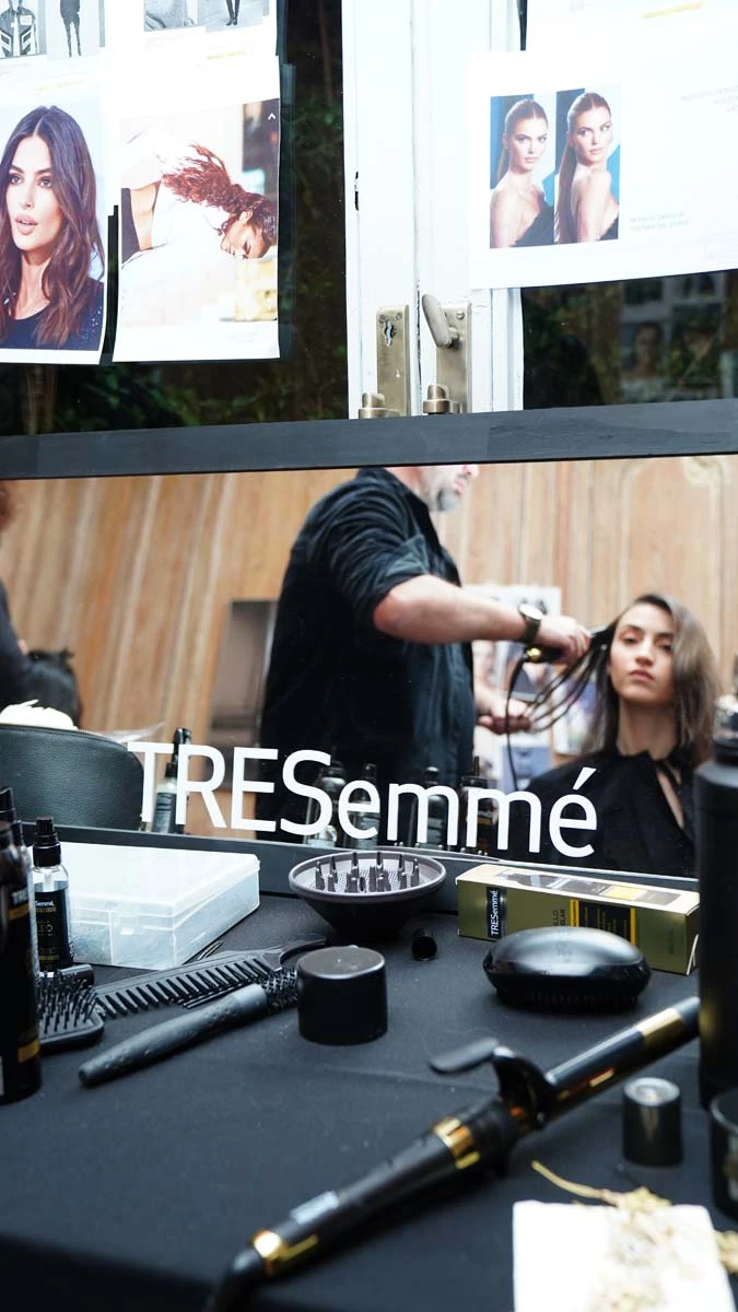 El wet look fue uno de los peinados que se realizaron en el backstage del desfile.