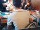 Lionel Scaloni y su familia en un restaurante de Rosario. Foto X @Diego Borinsky