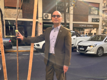 Fabián Medina Flores plantó un árbol.