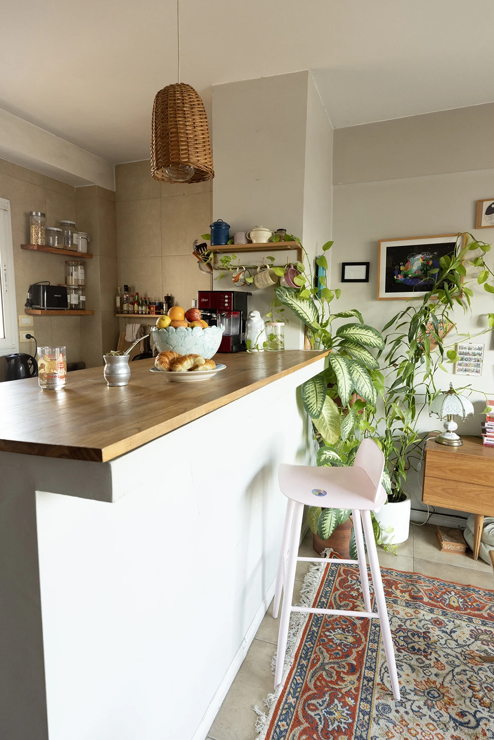 La barra de la cocina, con utensilios y especias a la vista. 