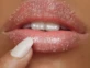 Cómo exfoliar tus labios con ingredientes caseros para cuidarlos del frío