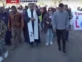 sacerdotes veteros junto a familia de loan en las marchas