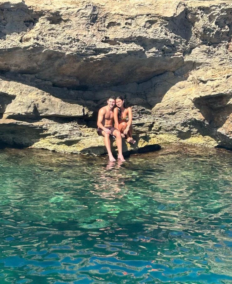 Delfina García Moritán y su novio en Ibiza