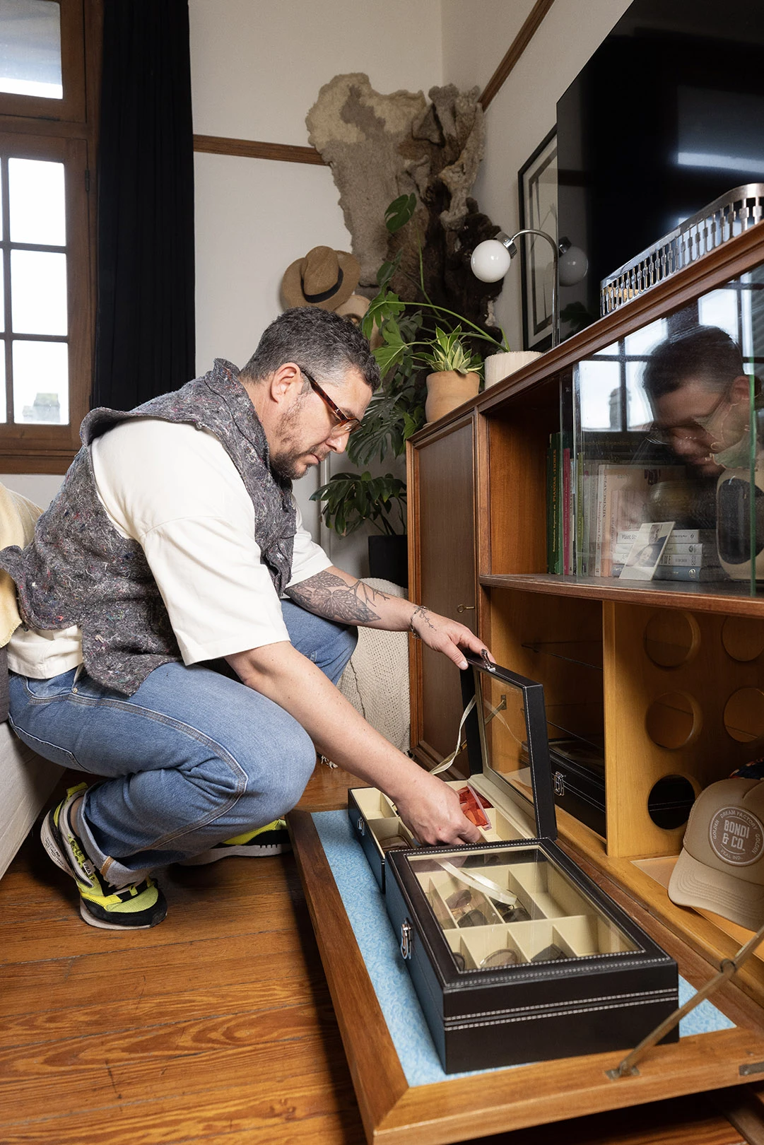 En el dormitorio, Gabo elige un modelo de su colección de gafas de sol. 