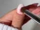 Cómo se realizan las "eyeshadow nails": el nail art que enamora a la Gen-Z