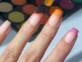 Cómo se realizan las "eyeshadow nails": el nail art que enamora a la Gen-Z