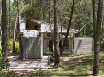 Una casa de vacaciones rodeada de árboles en Cariló