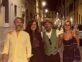 Gaby Alvarez y su esposa LKucrecia Gamundi posan con la cantante Sabina Sciubba y marido, en Florencia, Italia. 