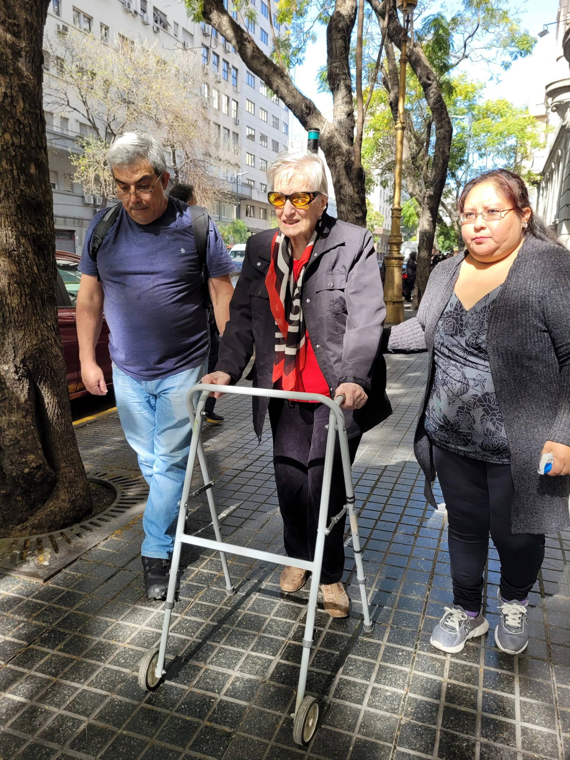 Betty, la mamá de Daniel Fanego, llegando a la Legislatura