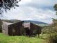 Una casa de montaña que se pierde en su paisaje natural