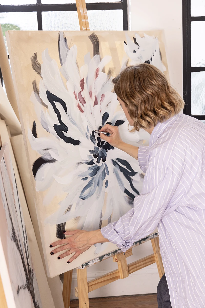 Josefina Brital, la artista, en acción, en su taller en casa. 