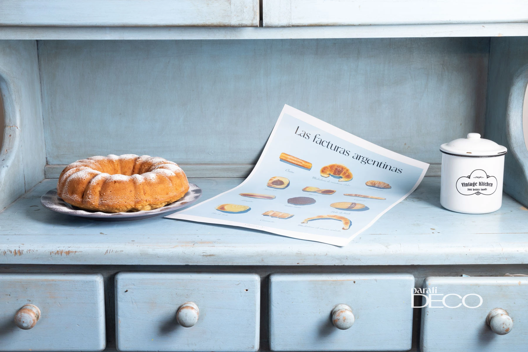 En la alacena, un budín de manzana hecho por Magali y una lámina de su proyecto Estudio POSTER. 