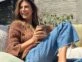 Juliana Awada marca tendencia llevando jeans y suéter de hilo