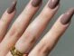 Las uñas grandmacore marcan tendencia en el street style