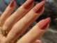 Las uñas grandmacore marcan tendencia en el street style