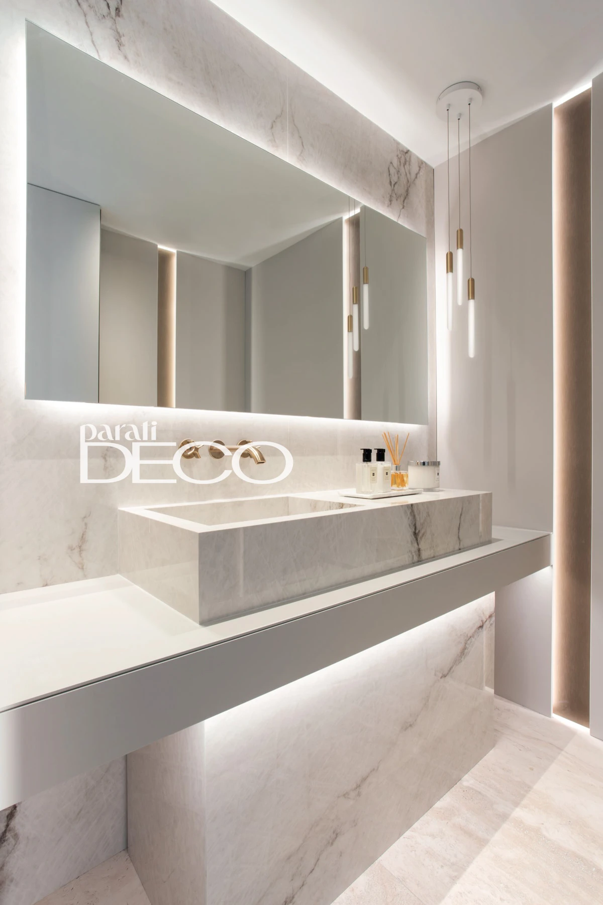 Para el baño de invitados, FL Interiors Design Studio optó por la cuarcita, con piezas sanitarias y accesorios de la colección Armani de Roca.