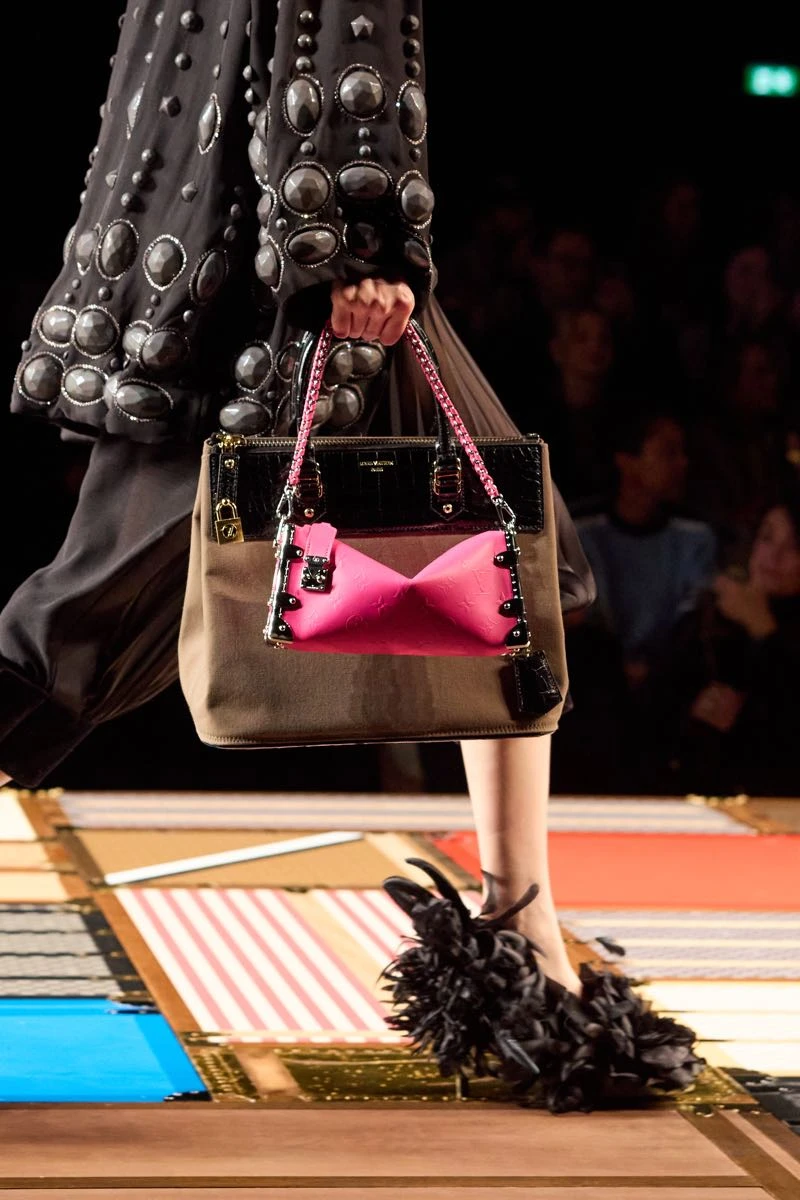 Accesorios en el desfile de Louis Vuitton