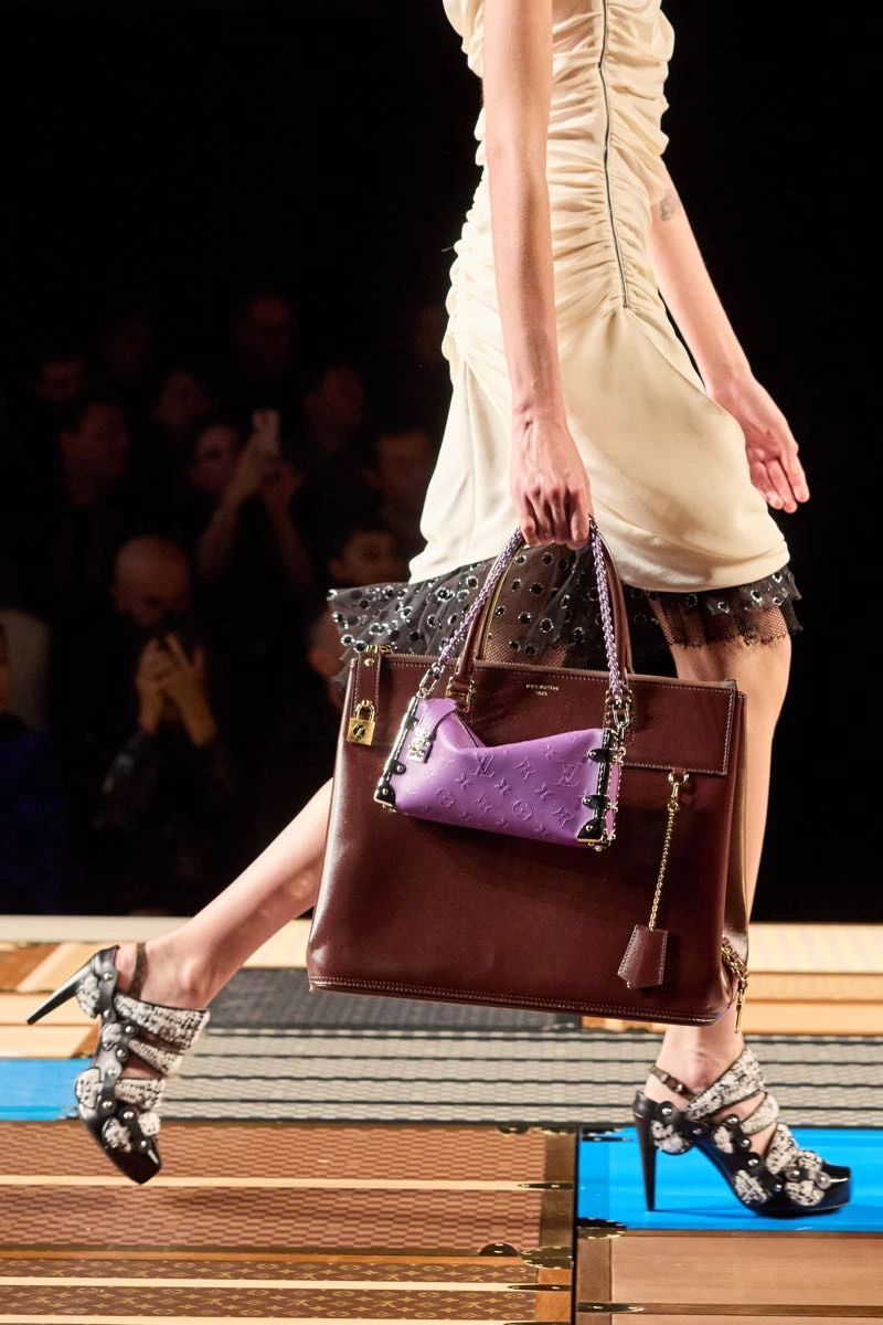 Accesorios en el desfile de Louis Vuitton