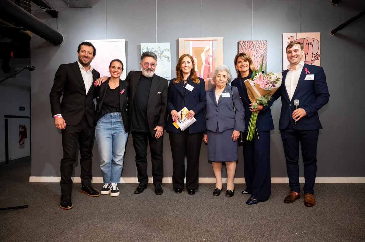 Los artistas que donaron sus obras a LALCEC junto a Teresa Calandra y representantes de LALCEC y PALACIO BAROLO