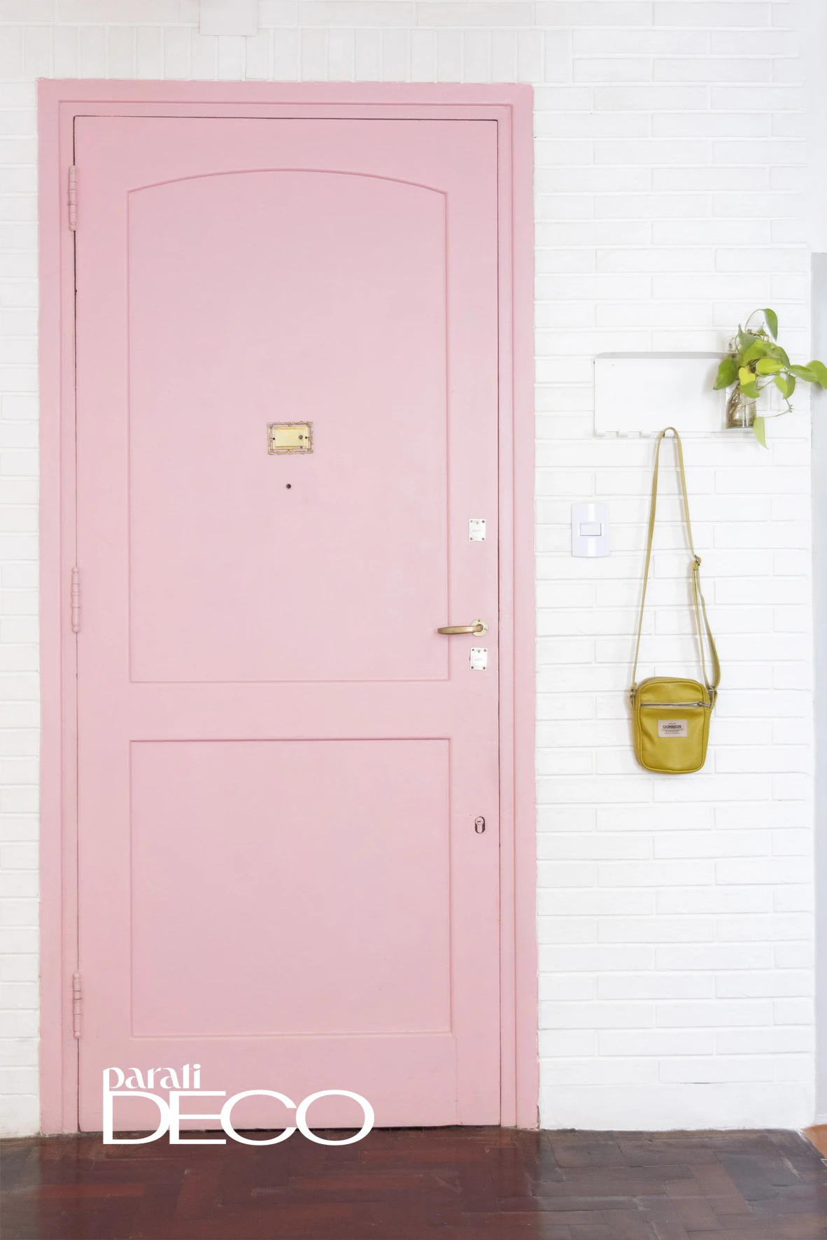 La puerta es un símbolo de acceso a un universo íntimo de mucho color y creatividad. 