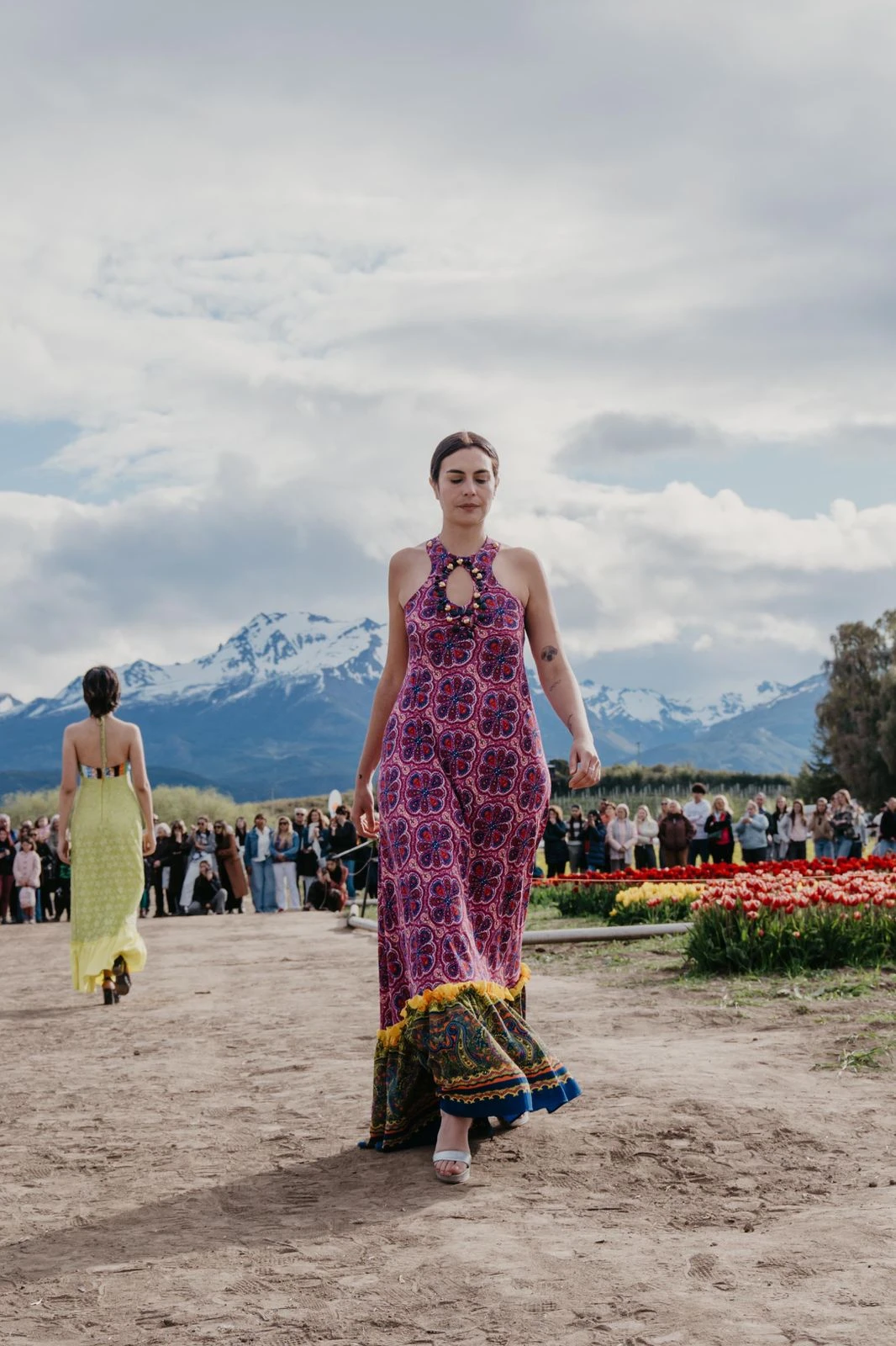 Desfile de Benito Fernández en campo de tulipanes