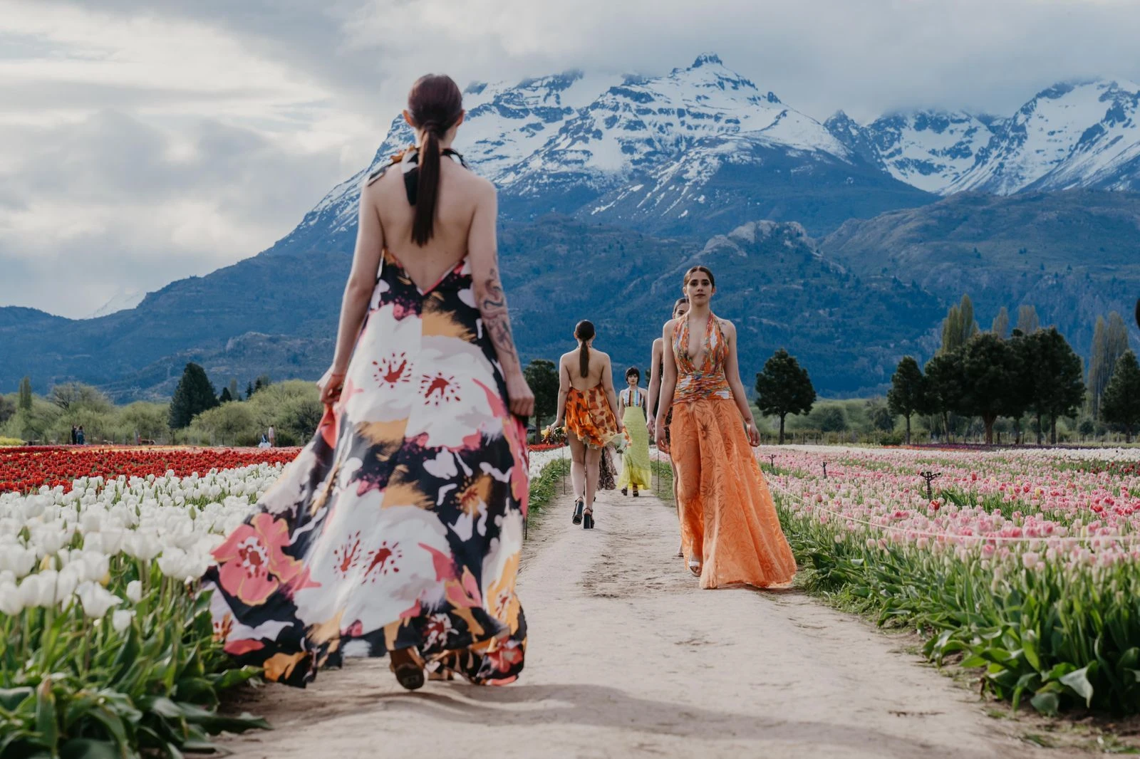 Desfile de Benito Fernández en campo de tulipanes