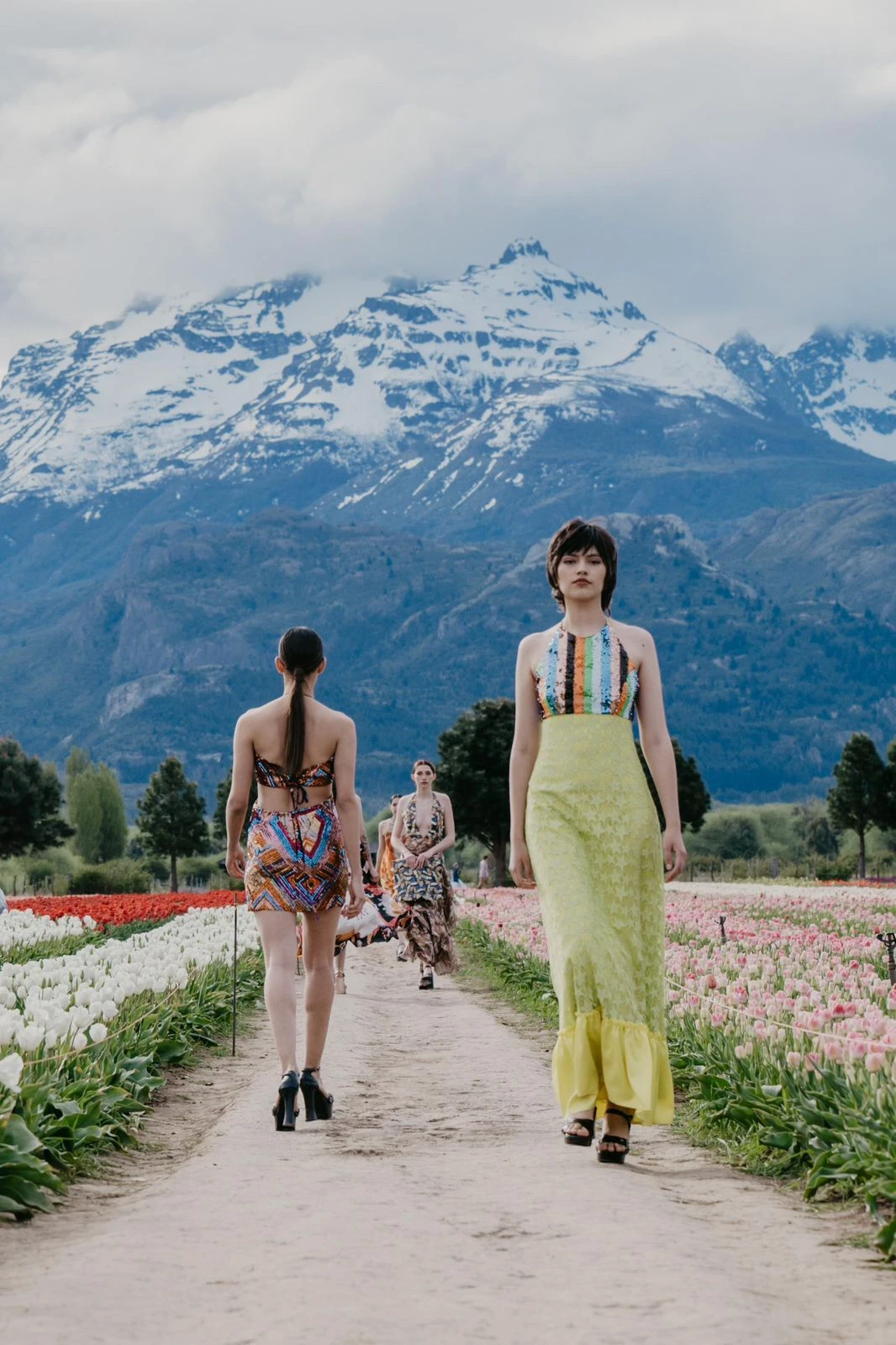 Desfile de Benito Fernández en campo de tulipanes