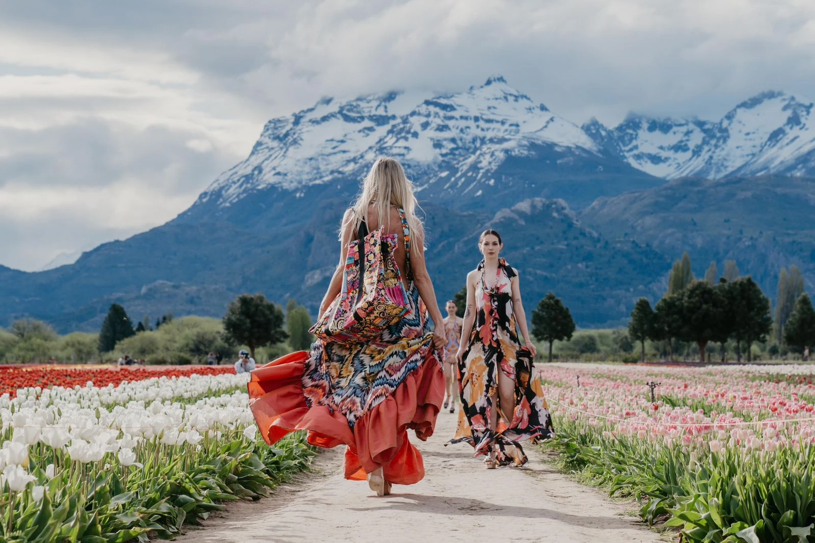 Desfile de Benito Fernández en campo de tulipanes