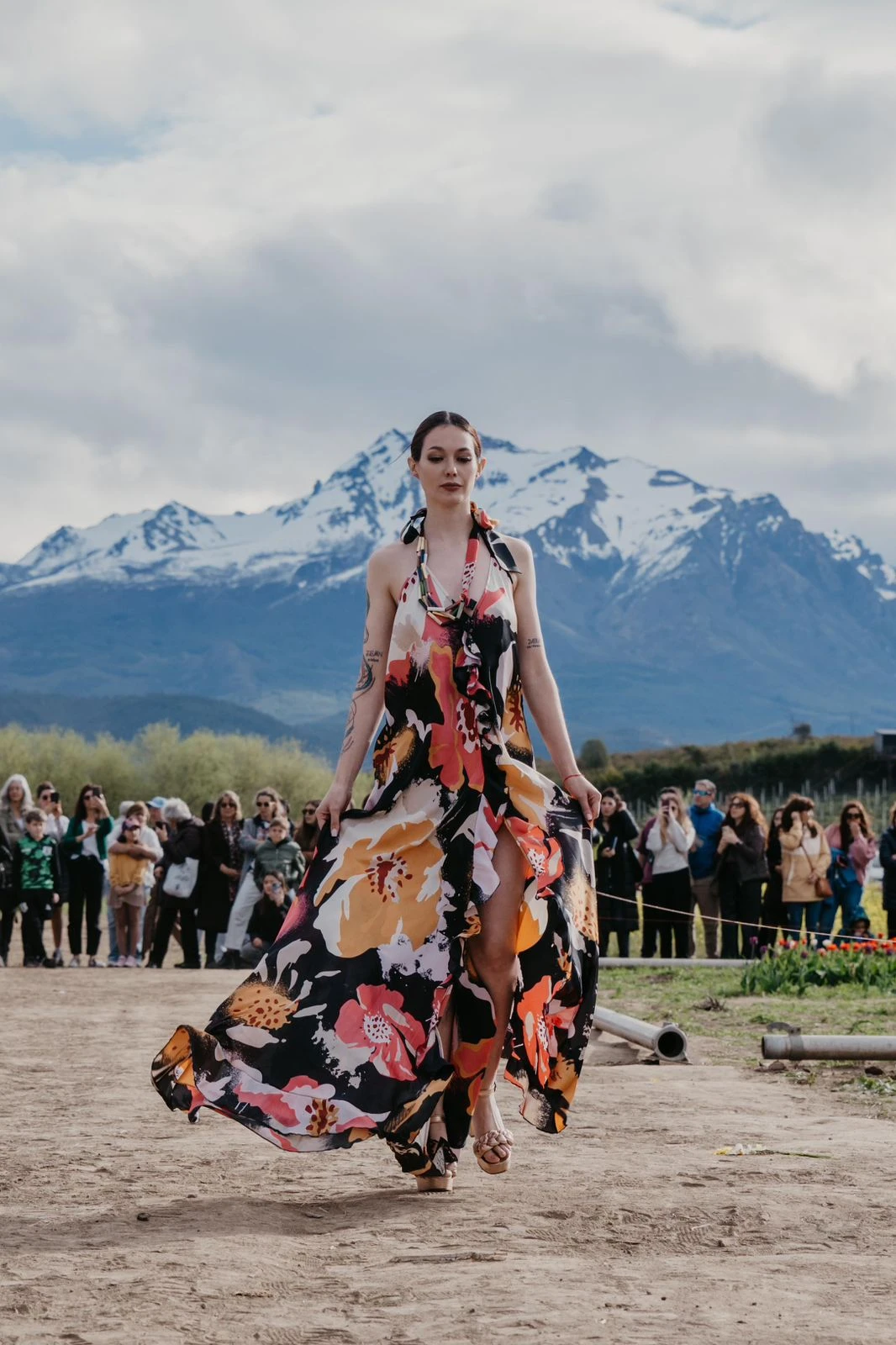 Desfile de Benito Fernández en campo de tulipanes