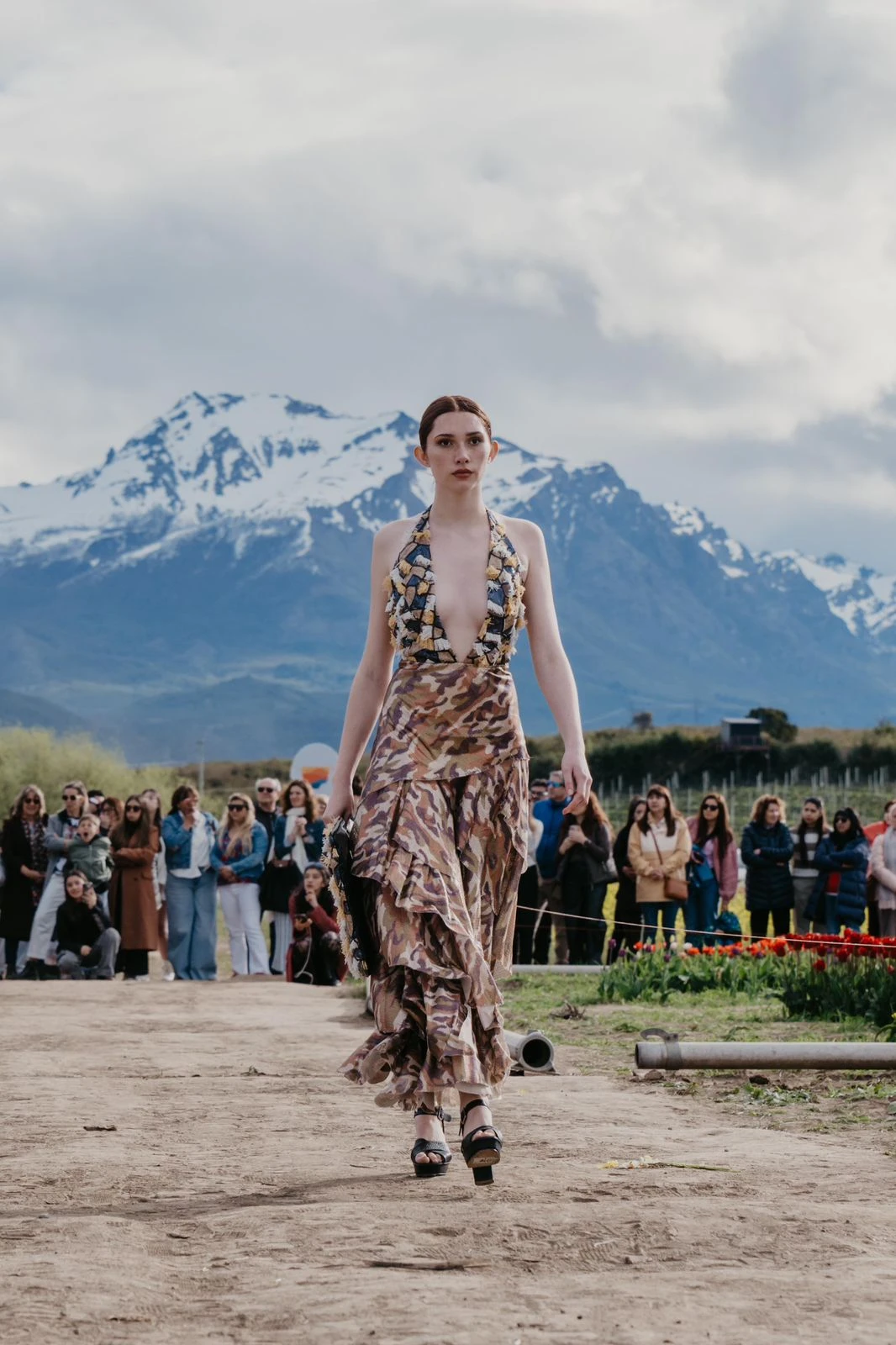 Desfile de Benito Fernández en campo de tulipanes