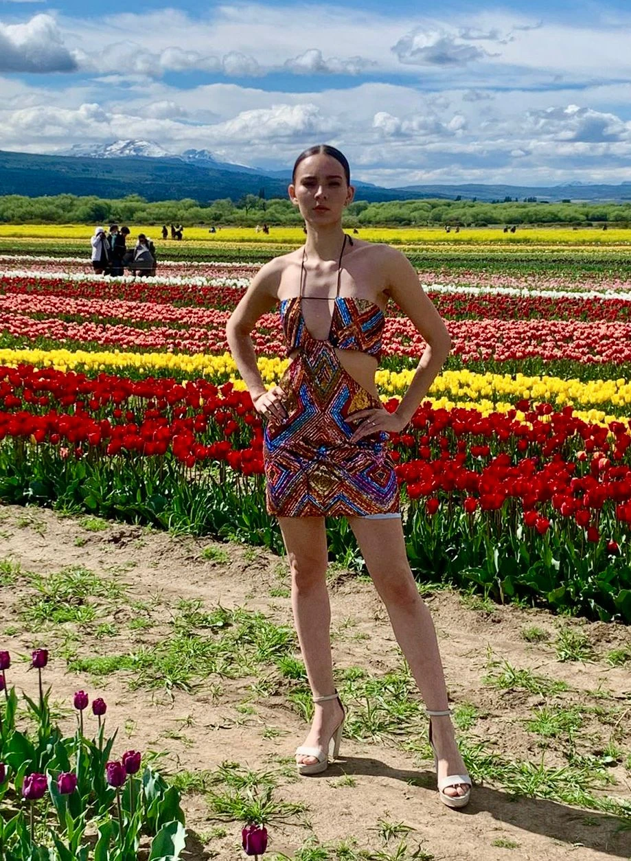 Desfile de Benito Fernández en campo de tulipanes