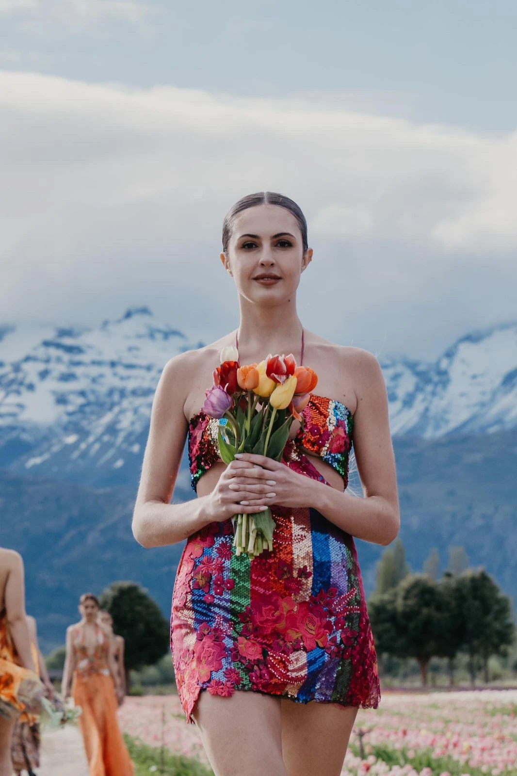 Desfile de Benito Fernández en campo de tulipanes